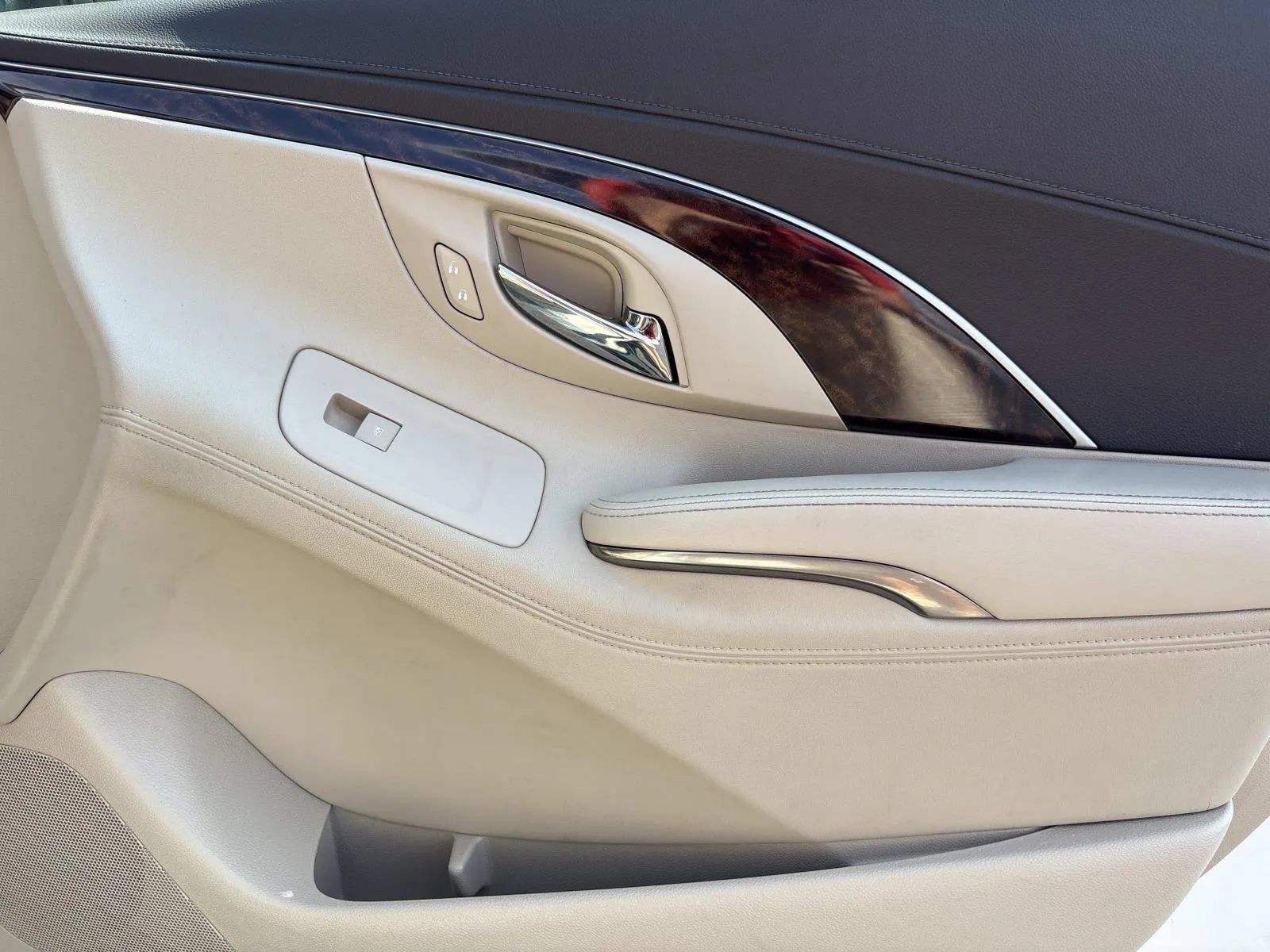 Used 2014 Buick LaCrosse Leather FWD image 19
