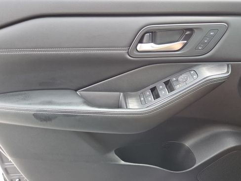 Used 2025 Nissan Rogue SL w/ Tech Package FWD image 16