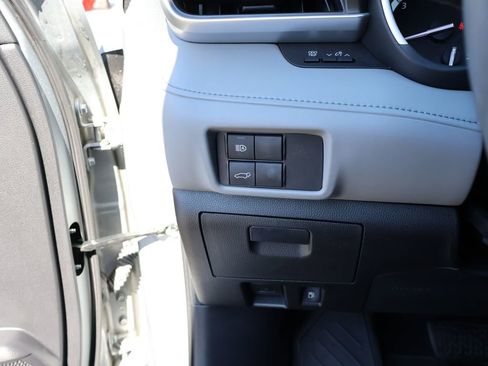 Used 2022 Toyota Highlander XLE FWD image 30