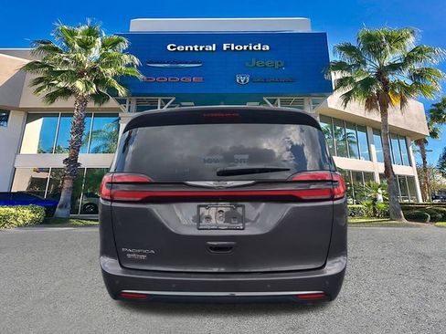 Used 2023 Chrysler Pacifica Touring-L image 6