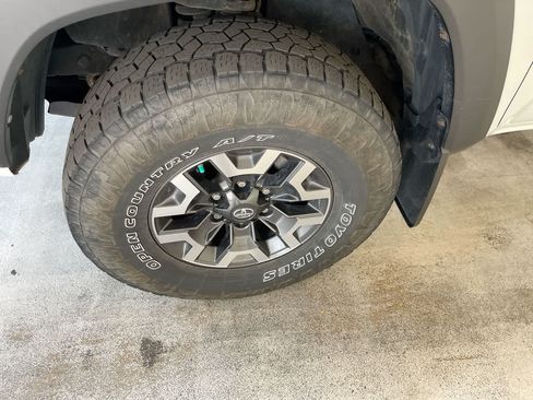 Certified 2019 Toyota Tacoma TRD Off-Road AWD/4WD image 10