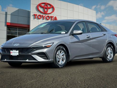 Used 2024 Hyundai Elantra SE FWD image 7