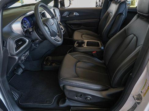 New 2026 Chrysler Pacifica Select FWD image 9