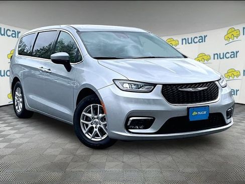 Used 2023 Chrysler Pacifica Touring-L FWD image 1