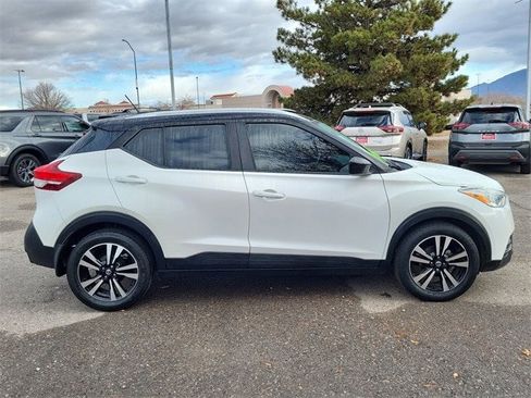 Used 2018 Nissan Kicks SV image 3