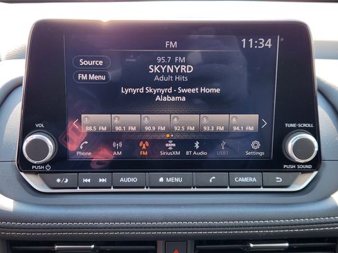 Used 2024 Nissan Rogue SV w/ SV Premium Package image 11