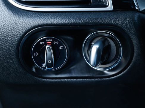 Used 2017 Porsche Macan AWD SPORT UTILITY 4DR WAGON image 37