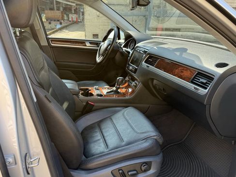 Used 2012 Volkswagen Touareg Sport image 9