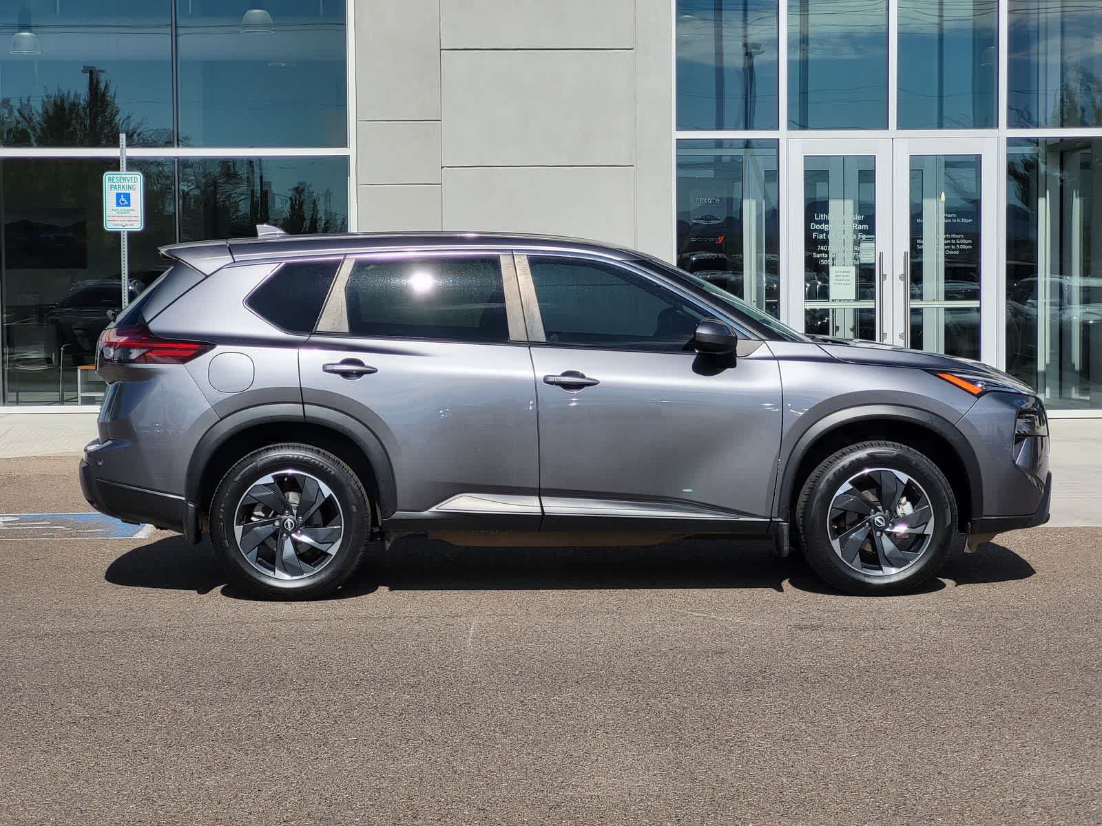 Used 2024 Nissan Rogue SV AWD/4WD image 4