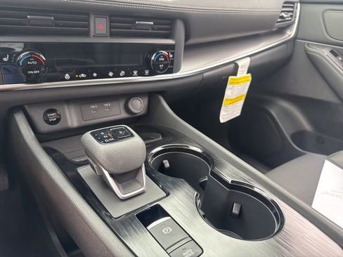 Used 2024 Nissan Rogue SV w/ SV Premium Package FWD image 16