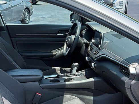 Used 2025 Nissan Altima 2.5 SV FWD image 6
