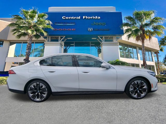 Used 2025 BMW 530i w/ Premium Package RWD image 4