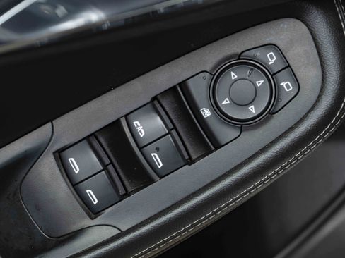 Used 2021 Buick Encore GX Essence w/ Experience Buick Package FWD image 38