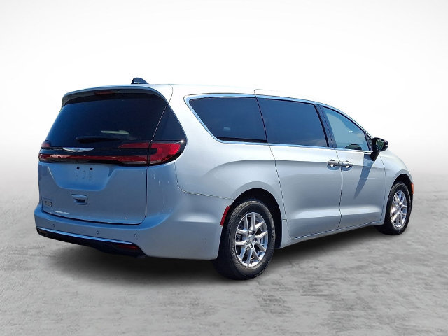 Used 2024 Chrysler Pacifica Touring-L FWD image 6