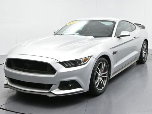 Used 2015 Ford Mustang GT RWD image 3
