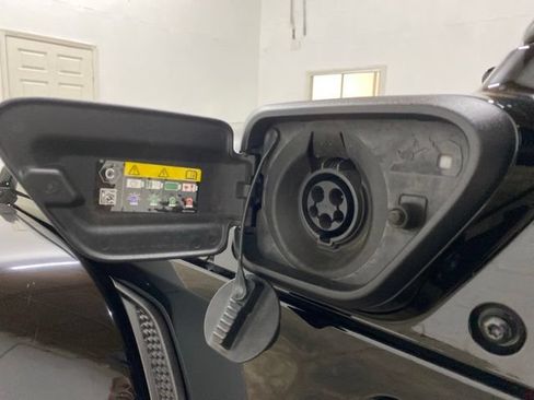 Used 2022 Jeep Wrangler Unlimited Sahara AWD/4WD image 93