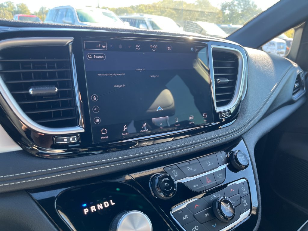 Used 2026 Chrysler Pacifica Limited FWD image 18