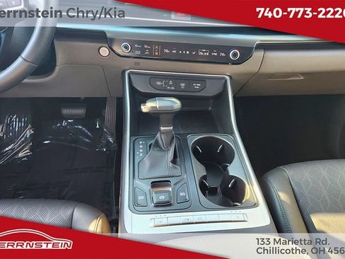 Used 2025 Kia Carnival FWD image 12