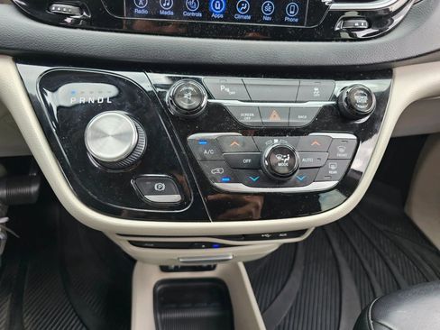 Used 2017 Chrysler Pacifica Touring-L Plus FWD image 16
