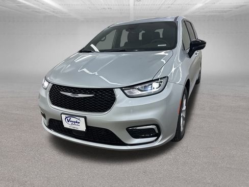 New 2026 Chrysler Pacifica Limited image 4