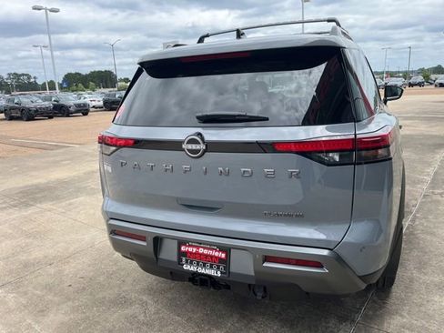 New 2026 Nissan Pathfinder Platinum FWD image 3