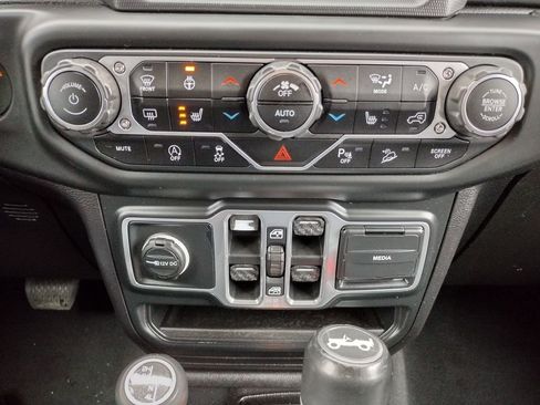 Used 2018 Jeep Wrangler Unlimited Sahara image 30