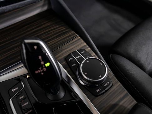Used 2022 BMW 530e w/ Premium Package RWD image 29