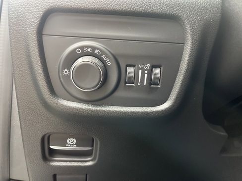 New 2025 Jeep Grand Cherokee Altitude image 11