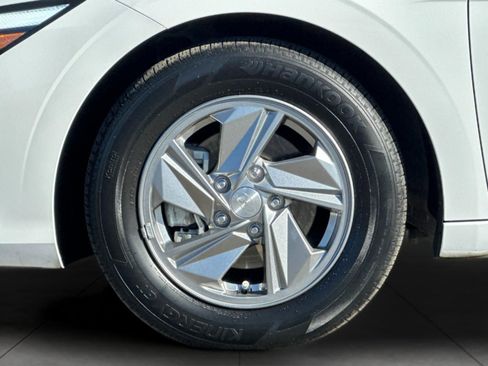 Used 2024 Hyundai Elantra SE FWD image 22