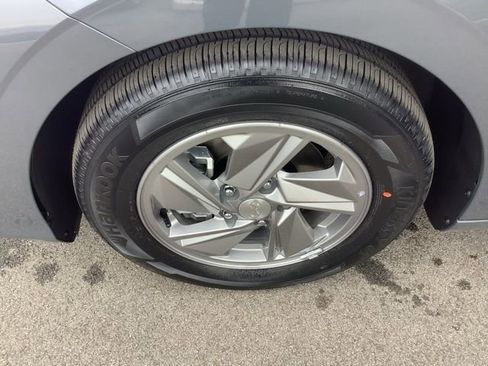 Used 2025 Hyundai Elantra SE image 37