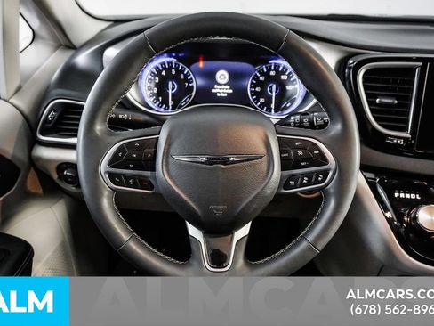 Used 2024 Chrysler Pacifica Touring-L image 25
