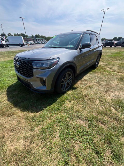 Used 2025 Ford Explorer ST-Line w/ ST-Line Street Pack AWD/4WD image 7