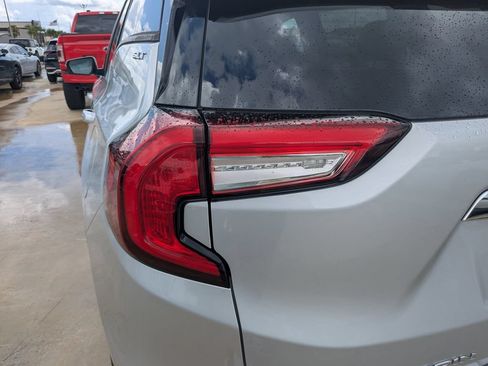 Used 2022 GMC Terrain SLT w/ Infotainment Package II FWD image 11