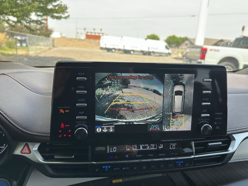 Used 2023 Toyota Sienna Platinum AWD/4WD image 28