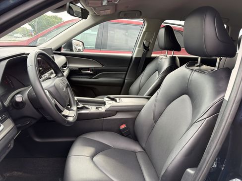 Used 2024 Toyota Grand Highlander AWD image 10