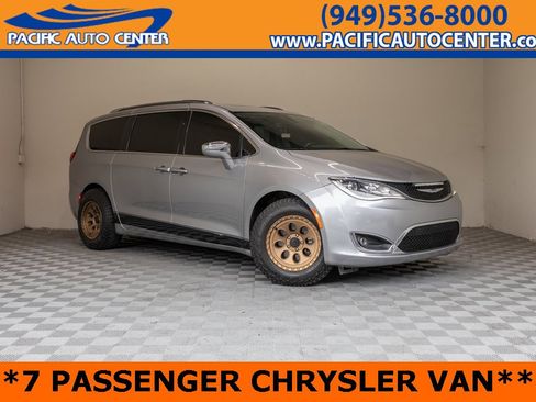 Used 2020 Chrysler Pacifica Limited image 1