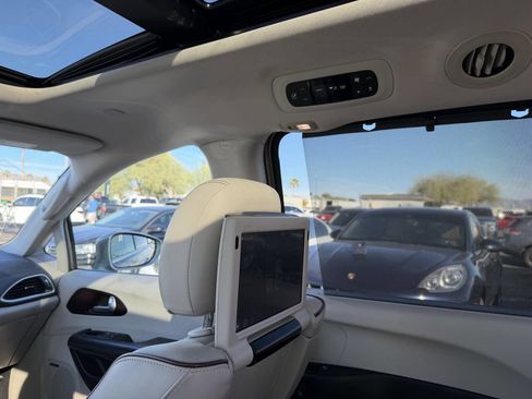 Used 2017 Chrysler Pacifica Limited image 20