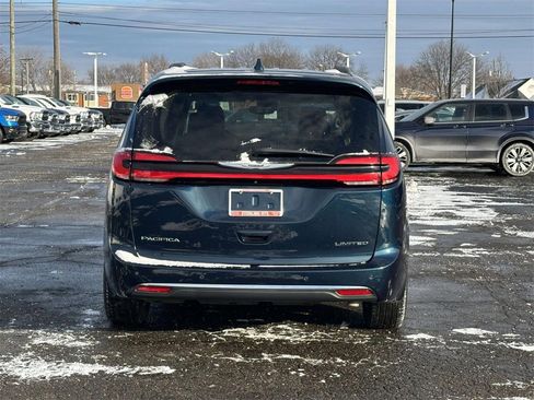 Used 2022 Chrysler Pacifica Limited image 5