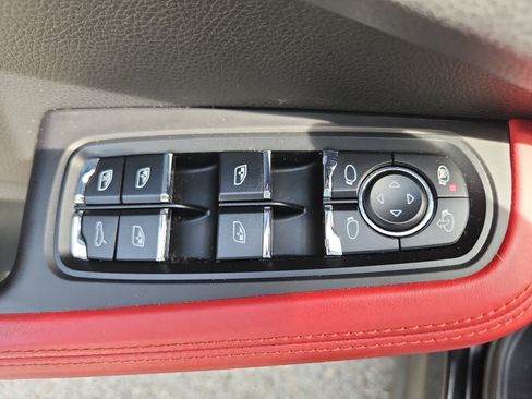 Certified 2021 Porsche Macan S AWD/4WD image 18