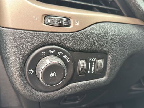 Used 2016 Jeep Cherokee Latitude w/ Cold Weather Group AWD/4WD image 10