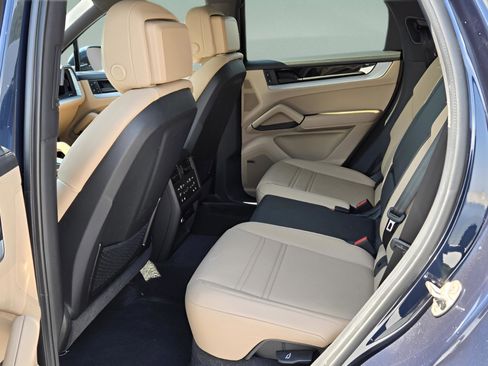 Used 2025 Porsche Cayenne Coupe image 10