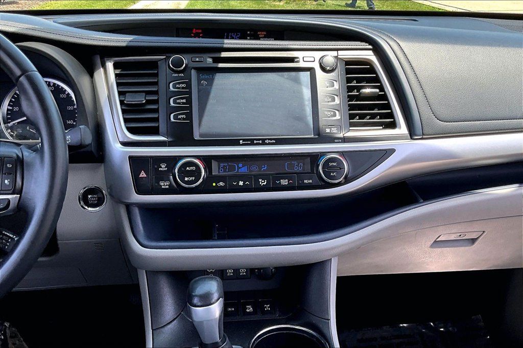 Used 2017 Toyota Highlander XLE AWD/4WD image 19