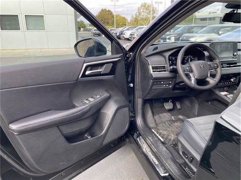 New 2025 Mitsubishi Outlander SE image 10