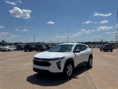 Used 2025 Chevrolet Trax LS FWD image 8