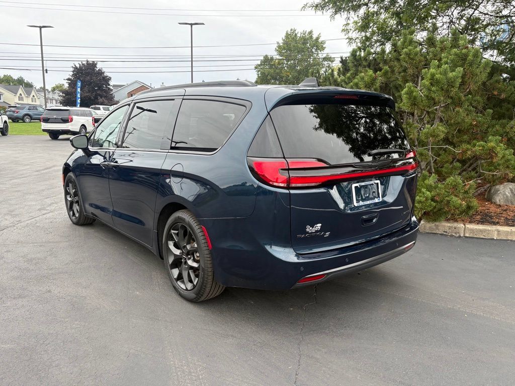 Used 2025 Chrysler Pacifica Limited FWD image 3
