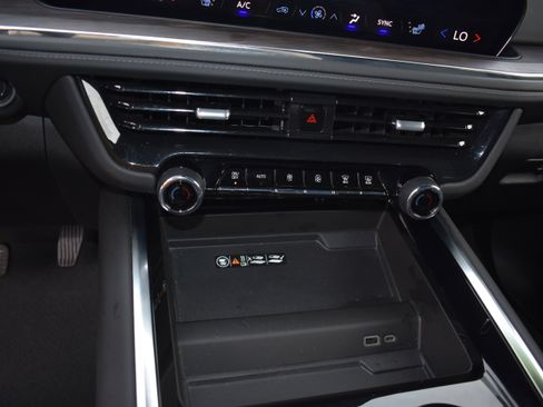 Used 2025 Chevrolet Suburban Z71 image 21