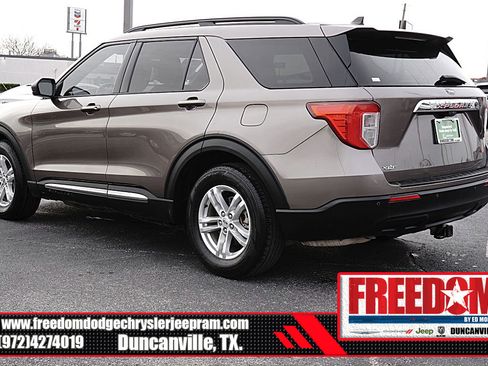 Used 2021 Ford Explorer XLT image 3