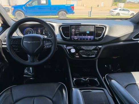 Used 2025 Chrysler Pacifica Limited FWD image 33
