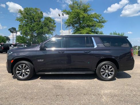 Used 2022 Chevrolet Suburban LT w/ Luxury Package RWD image 6