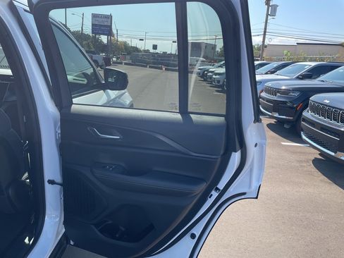 New 2025 Jeep Grand Cherokee Laredo X w/ Luxury Tech Group I image 16